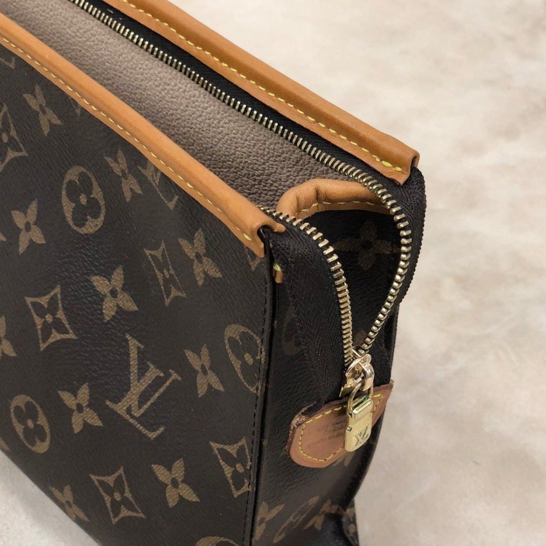 Косметичка Louis Vuitton: молния до и после замены, после реставрации