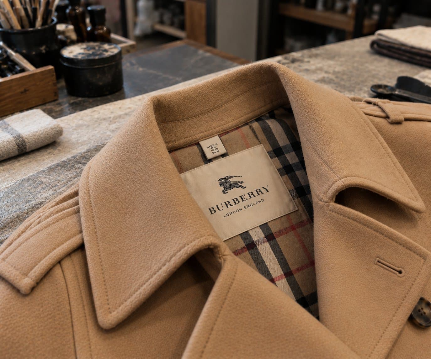 Пальто Burberry: засаленный воротник до и после чистки, после реставрации