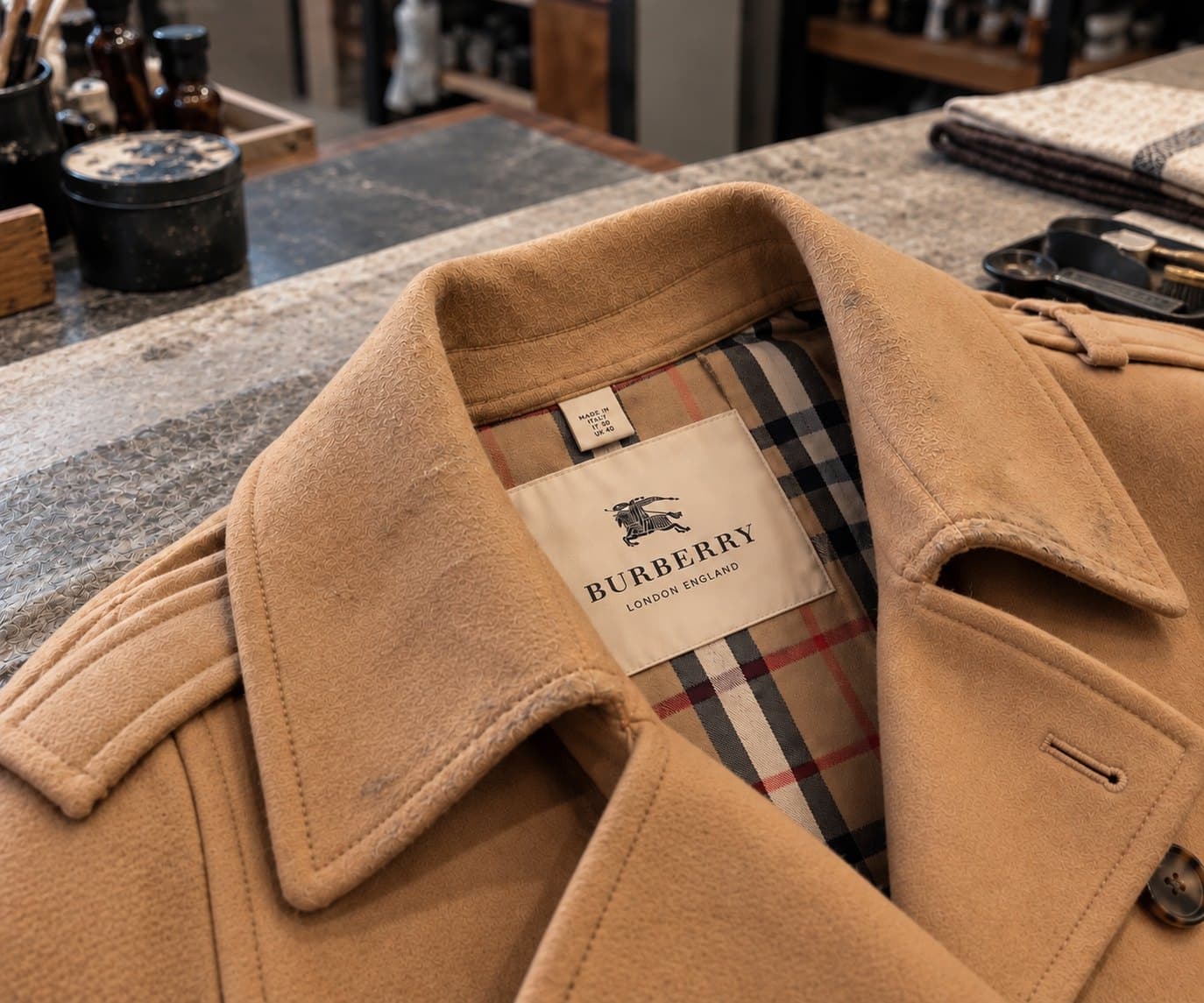 Пальто Burberry: засаленный воротник до и после чистки, до реставрации