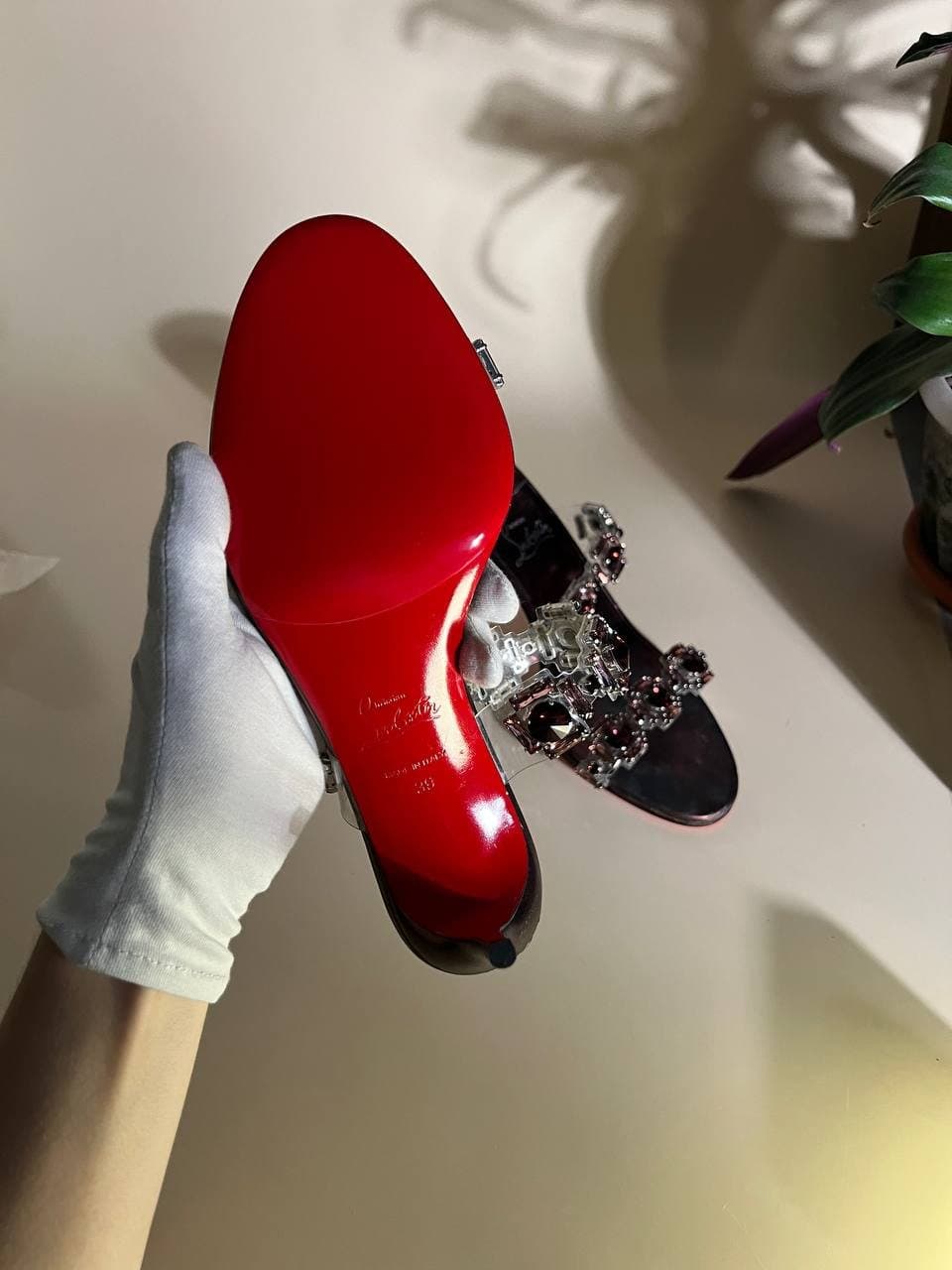 Louboutin: красная подошва с глянцевой профилактикой