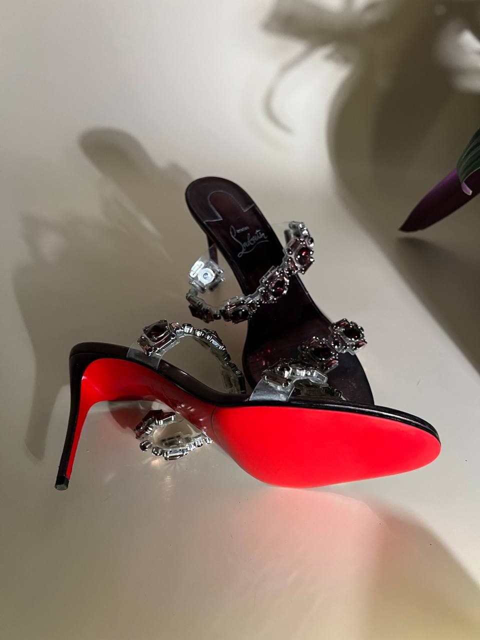 Louboutin: глянцевая профилактика в цвет подошвы