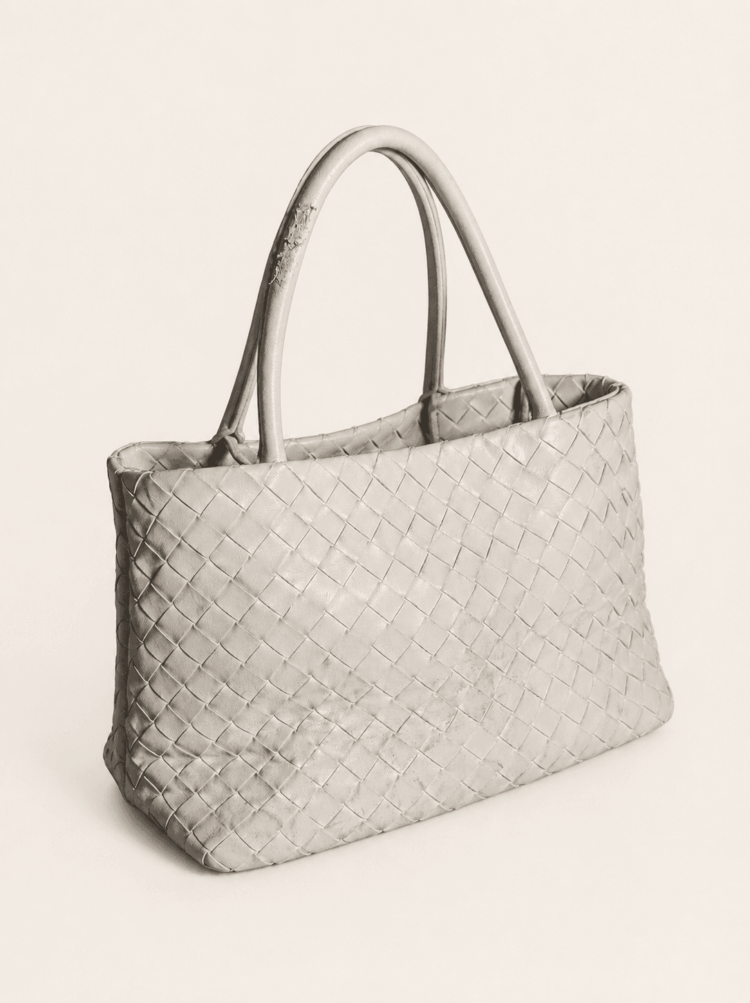Сумка Bottega Veneta до и после чистки и восстановления ручек, до реставрации