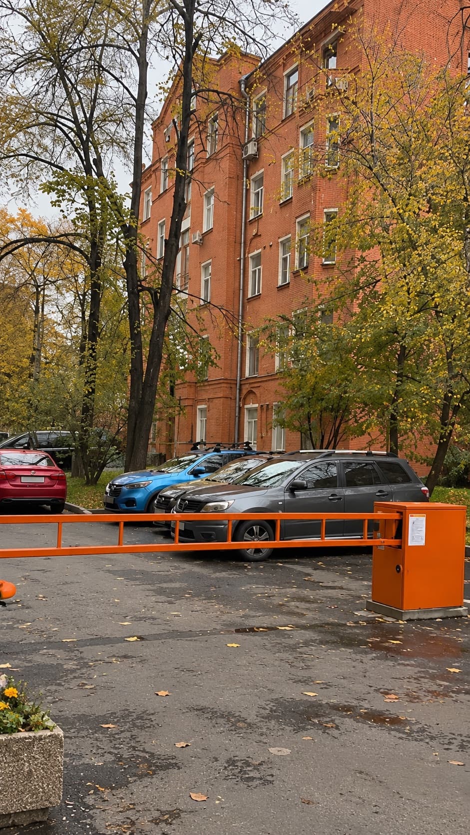 Двор со шлагбаумом