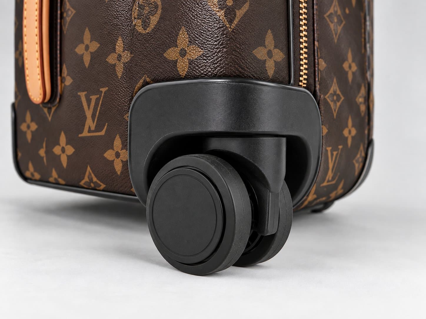 Колесо чемодана Louis Vuitton до и после замены, после реставрации