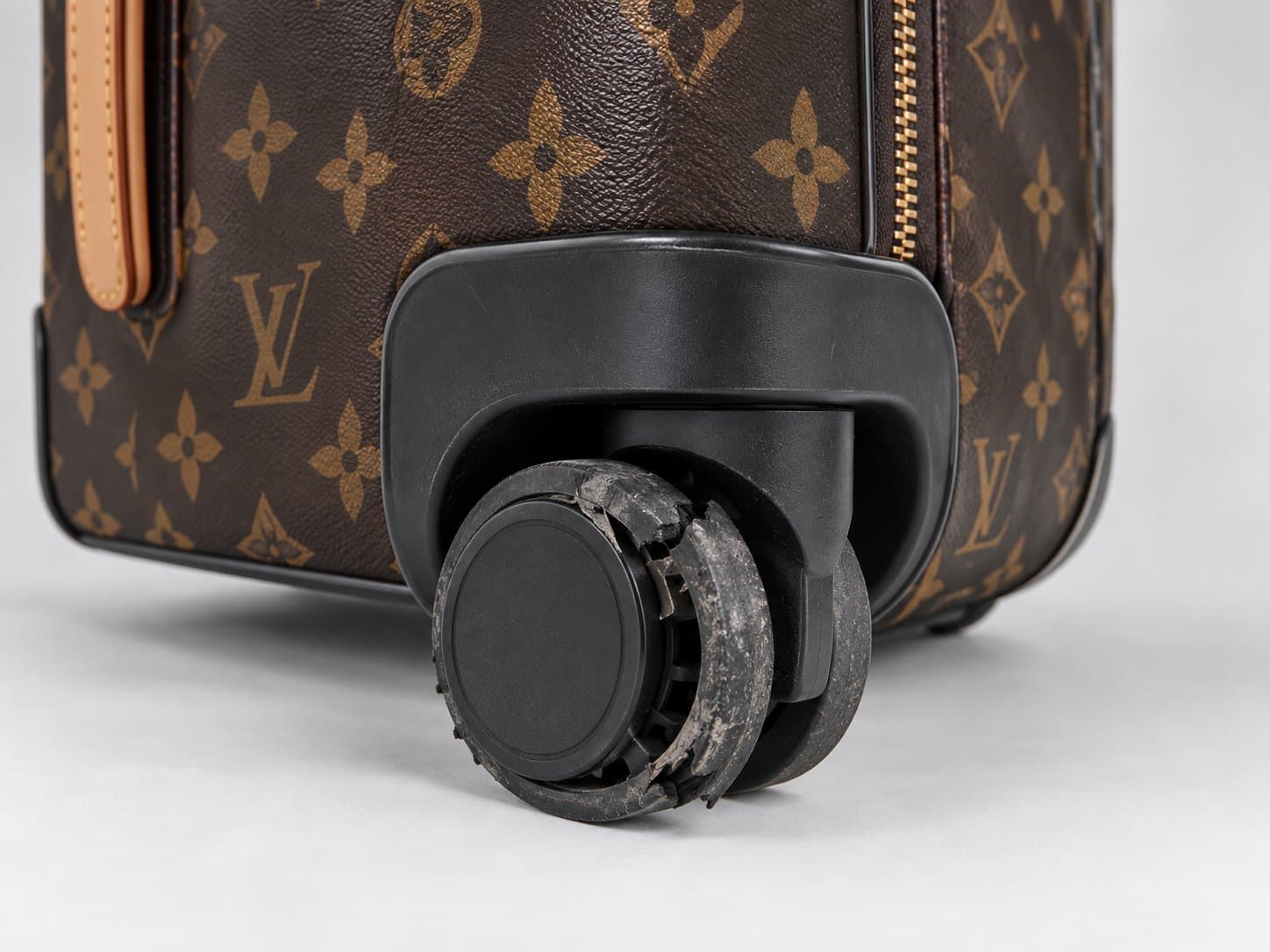 Колесо чемодана Louis Vuitton до и после замены, до реставрации